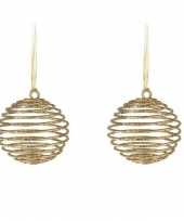 Kerstboom 2x kersthangers gouden spiraal ballen kunststof 10 cm versiering