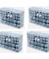 Kerstboom 4x pakket met 100x zilveren kunststof kerstballen 3 4 en 6 cm versiering