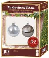 Kerstboom kerstballen en piek set kunststof 163 dlg 210 cm boom zilver wit versiering